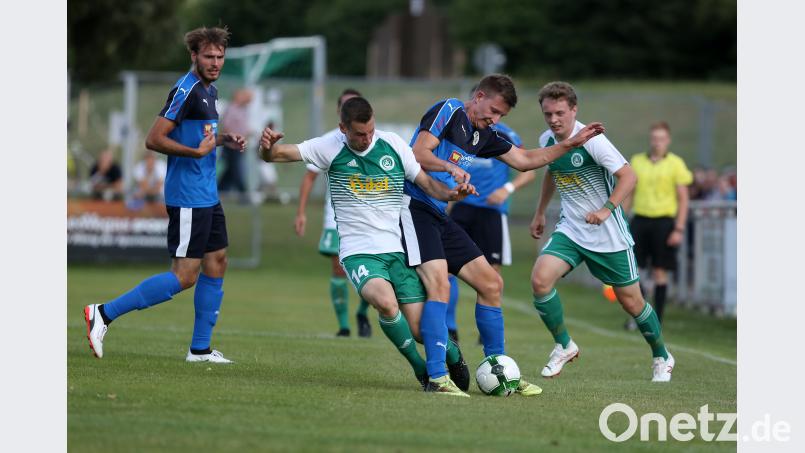 Kampf war Trumpf im ersten Saisonspiel des SV Mitterteich beim 1. FC Herzogenaurach. Manuel Dürbeck (in grün, von links) und Daniel Cavelius absolvierten viele Zweikämpfe, kreierten aber kaum Tormöglichkeiten. Ralf Rödel