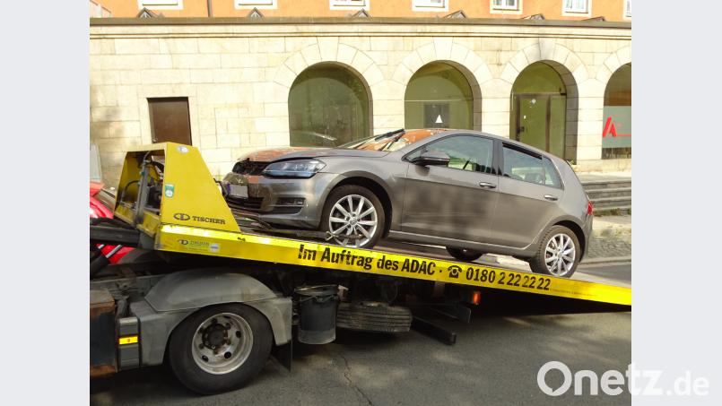 Ein Abschleppwagen schleppt einen beschädigten Golf ab. rdo