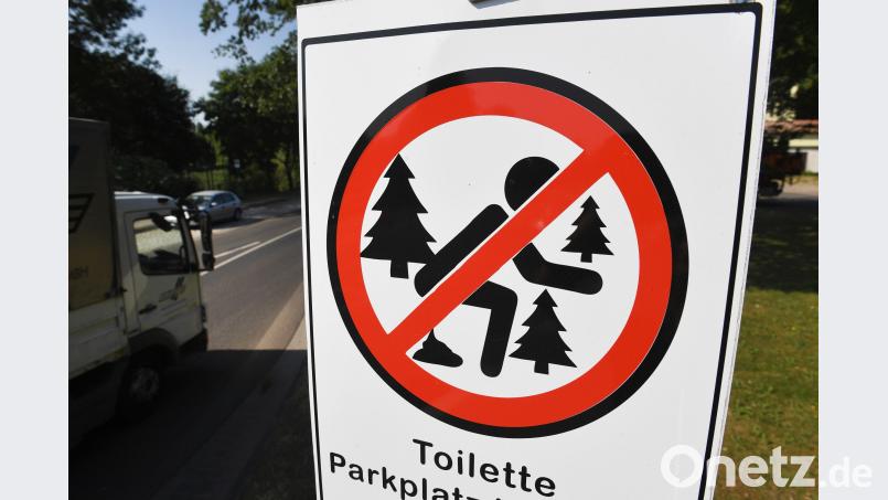 Anschaulich weist ein Schild an der Umleitungsstraße der A20 darauf hin, dass Wildpinkeln und das Verrichten größerer Notdurften im Umfeld der Straße verboten sind. Stefan Sauer/ZB/dpa