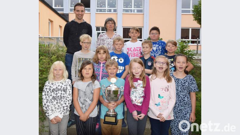 Den Wanderpokal überreicht Andreas Dehling an die von Christine Schaffenroth geleitete 2b als teilnehmerstärkste Klasse. no