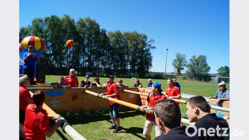 Das Lebendkicker-Turnier war ein Höhepunkt beim Sport- und Familienwochenende der DJK Gleiritsch. Der leichte Ball war von den Spielern gar nicht so einfach zu kontrollieren. sgs