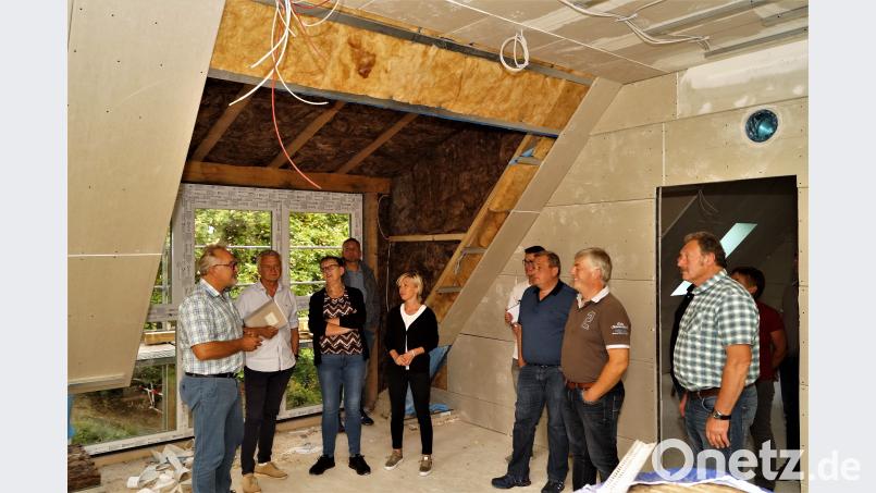 Trotz einer kleinen Verzögerung soll das Obergeschoss des Kindergartens St. Matthäus rechtzeitig zum 1. September fertig sein. Das erfährt der Gemeinderat Püchersreuth bei einer Ortsbegehung. arw