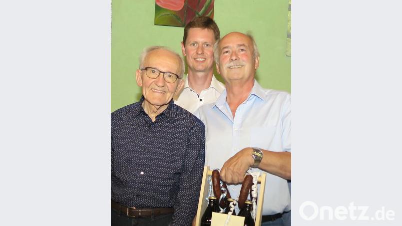Thomas Fink (Mitte) verabschiedete Anton Fleißner (links) und Hans Zimmermann (rechts) mit einem Geschenk. Hirsch