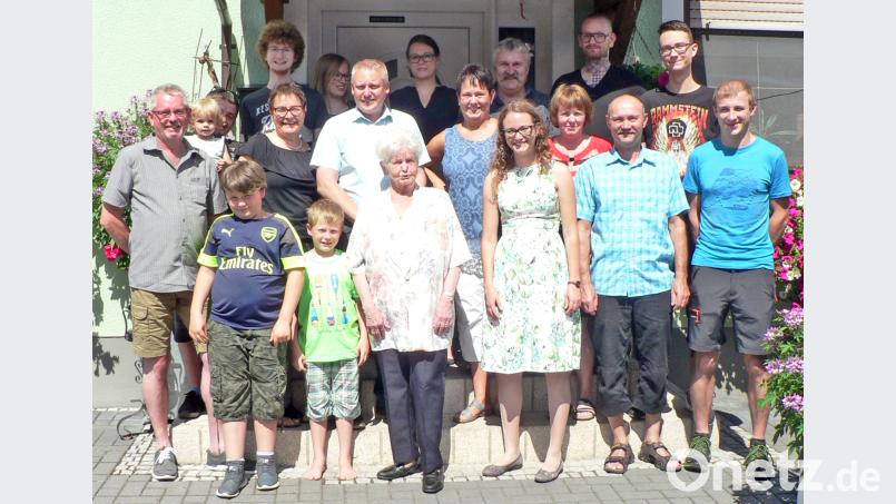 Mit ihrer Großfamilie feiert die Jubilarin ihren 80. Geburtstag beim Melber. Kinder, Schwiegerkinder, Enkel und Urenkel gratulieren ihrer „Oma“. Für die Marktgemeinde überbringt Bürgermeister Jürgen Kürzinger sowie für die Kirchengemeinde Pfarrer Helmut Süß die Glückwünsche. lep