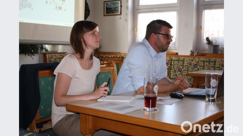Eine angeregte Diskussion im kleinen Kreis leiten Anja Baniewicz und Christian Neff von "Regionalbus Ostbayern" beim Pressather ÖPNV-Bürgerforum. bjp
