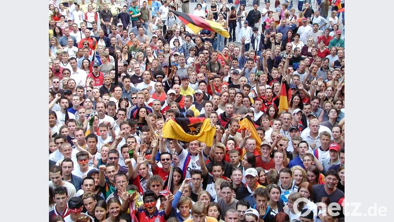 Hunderte kommen im Juni 2002 auf den Marktplatz, um das WM-Finale gegen Brasilien zu sehen. wsb