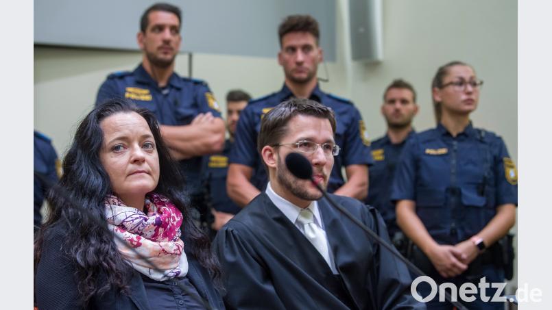 Die Angeklagte Beate Zschäpe sitzt und neben ihrem Anwalt Mathias Grasel auf der Anklagebank im Gerichtssaal. Peter Kneffel/dpa-Pool/dpa