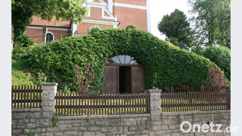 Die gepflegte Grotte, unterhalb der Wiesauer Kreuzbergkirche, ist tagsüber unversperrt und lädt zum Beten ein. wro