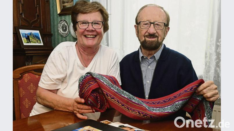 Monika und Günther Rambach mit dem Schal, den ihnen die Mutter ihres Patenkindes geschenkt hat. Petra Hartl
