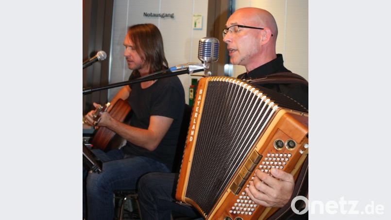 Adi Spangler (Gitarre) und Manfred Mederer (Akkordeon) untermalten die vorgetragenen Episoden mit stimmungsvollen Mundartliedern. lg
