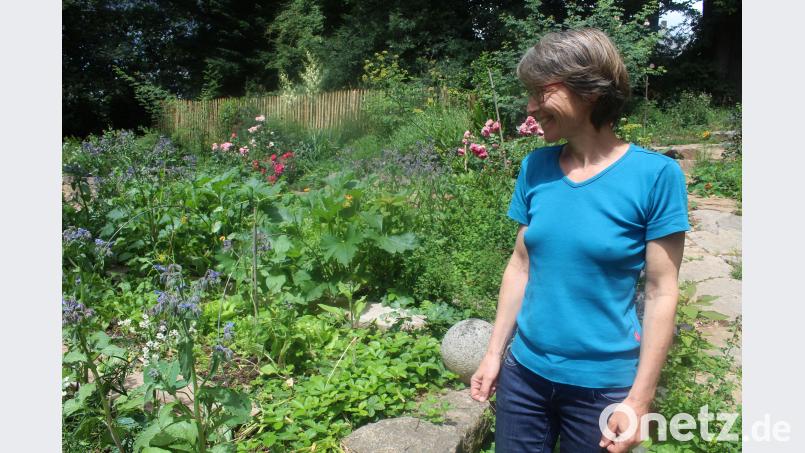 Landschaftsplanerin Susanne Schwab in ihrem Garten in Luhe. Weiß