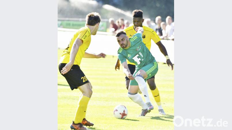 Verlängerter Arm des Trainers und Strippenzieher im Mittelfeld ziehen: Der vom SV Seligenporten gekommene Marco Weber (Mitte am Ball) ist der neue Spielmacher der DJK Ammerthal. zg