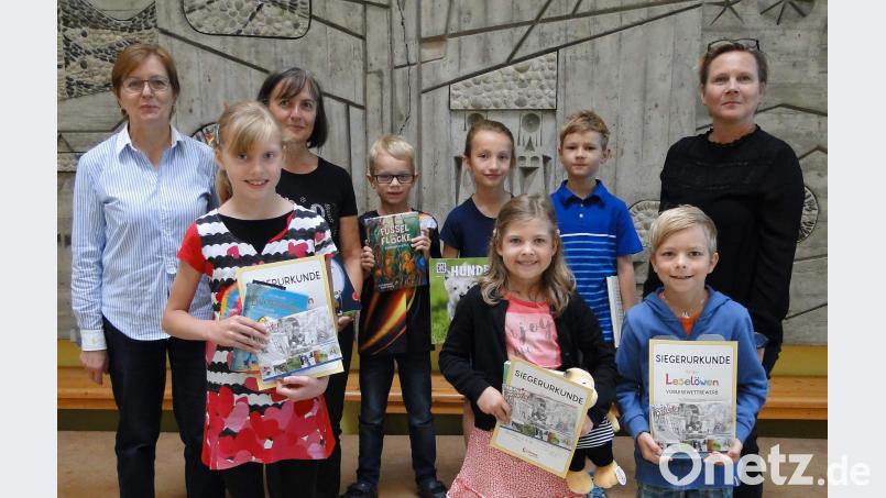 Eine spannende Angelegenheit ist das Finale des Vorlesewettbewerbs der Zweitklässler aus den Grundschulen Hirschau und Ehenfeld. Die Endrundenteilnehmer bieten allesamt ansprechende Leistungen (von links): Marcella Baldauf, Johannes Kern, Theresa Falk, Siegerin Laura Kummer, Emil Berndt und Tim Piller. Ihnen gratulierten (hinten, von rechts): Konrektorin Susanne Kasberger, Lehrerin Helga Haas und Buchhändlerin Hannelore Dorner. u