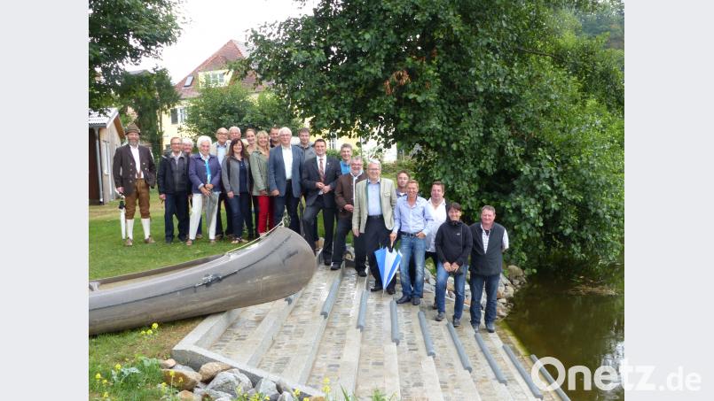 Bei so einer komfortablen Anlegestelle macht das Paddelboot- oder Kanufahren Spaß. Allerdings kam bei der offiziellen Übergabe das Nass von oben. Bild: cv