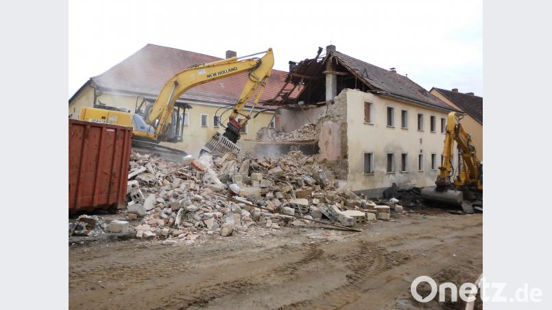 Mit schwerem Gerät ging die Firma Seebauer dem Lehrnbecher-Haus an die Bausubstanz. Bis zum Montag soll das Anwesen dem Erdboden gleichgemacht sein. mad