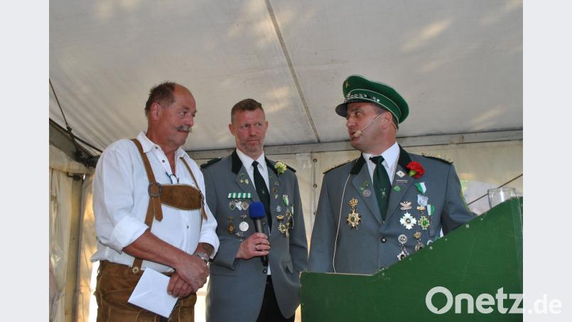 Präsident Hermann Lünnemann am Rednerpult, als dieser Hermann Meier anlässlich der Fahnenweihe für den uneigennützigen Tipp dankte. exb