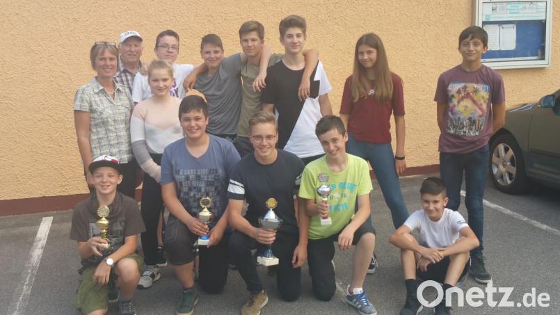 Die U 14-Basketballer mit ihren Trophäen beim Schützenheim. exb