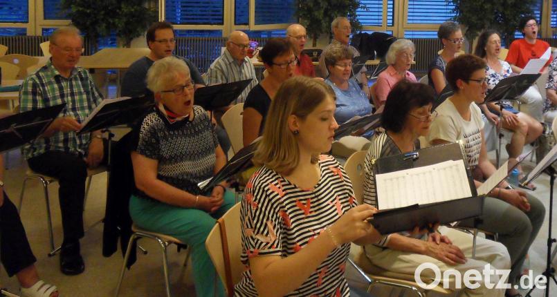 Hochkonzentrierte Sängerinnen und Sänger HBL