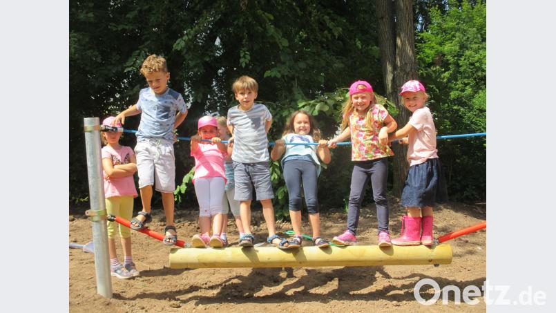 Nach Wackelbalken und Reifenschaukeln wächst der Seilgarten der Kindertagesstätte „Lebendiges Lernen erleben“ um einen Seilparcours. Logisch, dass die Mädchen und Buben das neue Spielgerät gleich ausprobieren. hai
