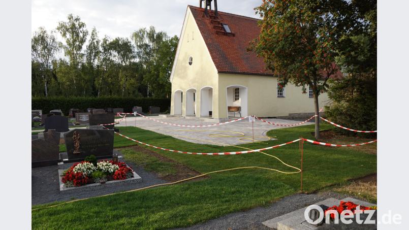 Die ersten Arbeiten an der Neugestaltung des Friedhofs sind abgeschlossen. Im kommenden Jahr geht es weiter. Entlang der Hauptgehwege grünt Rollrasen und zum Friedhofsgebäude führt nur noch eine Treppe. Der Vorplatz ist gepflastert. bkr