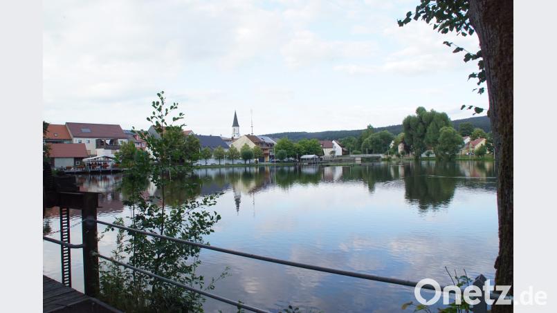 Noch ist es ruhig am Hahnenweiher. In zwei Wochen lockt das Seefest um dieses Gewässer in der Stadtmitte wieder tausende Besucher an. mmj