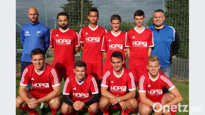 Die Neuen bei den Kondrauer Sportfreunden. Vorne von links: Jonas Möhwald, Jeremy Wedlich, Ludwig Müller und Marco Klünter. Hinten von links: Trainer Jakub Ryba, Safak Göybulak, Adrian Kraus, Luca Frank, Tobias Marti und Trainer Stefan Landefeld. kro