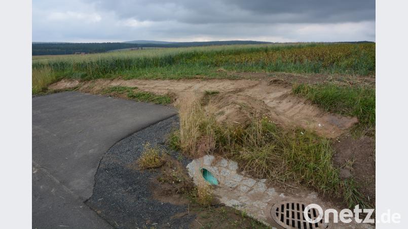 In diesem Bereich strömten gewaltige Wassermassen ein und unterspülten teilweise den Straßenbelag. jr