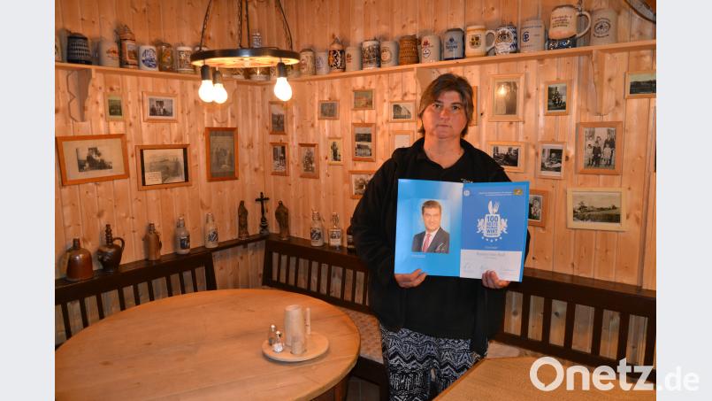Braumeisterin Angela Riedl in der Zoiglstube ihres Wirtshauses mit der Auszeichnung als eine der 100 besten Heimatwirschaften Bayerns. Lilly Melzer