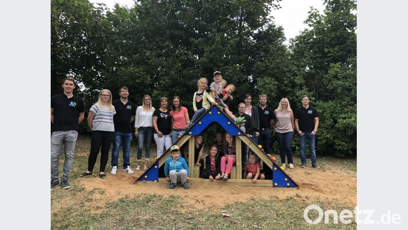 Der Elternbeirat und die Junge Union freuen sich genauso wie die Kindergartenkinder über das neue Spieleangebot. gz