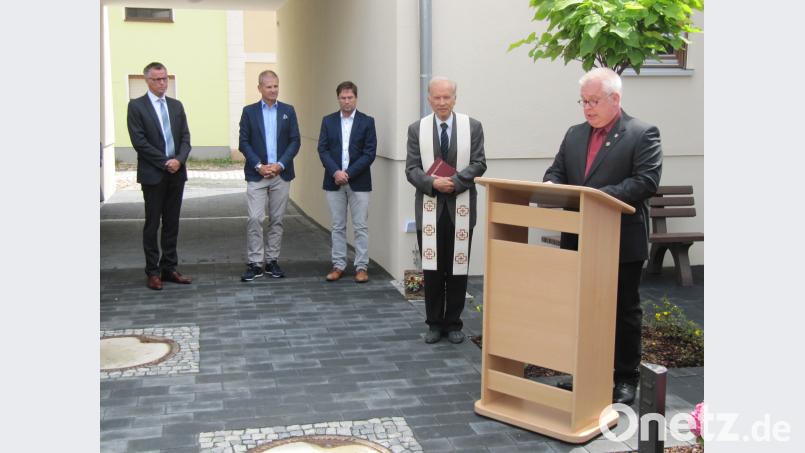 Die Geistlichen bei der Segnung der neuen betreuten Wohneinheiten und der solitären Tagespflege von rechts: Pfarrer Klaus Eberius, Stadtpfarrer Hans-Peter Bergmann, Architekt Markus Maier, Dr. Werner Conrad, 1.Bürgermeister Hermann Falk fg