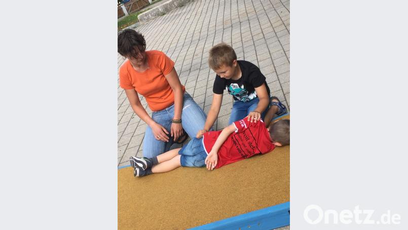 Nadine Bock vom Roten Kreuz übt mit den Kindern Erste Hilfe und zeigt ihnen die stabile Seitenlage. Carina Völkl