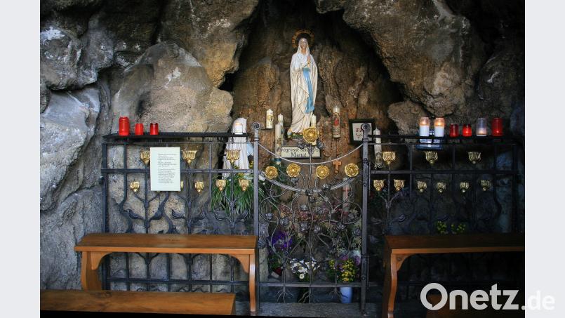 Das Innere erzählt die Geschichte der kleinen Bernadette aus Lourdes, der vor vielen Jahren die Gottesmutter erschienen ist. wro