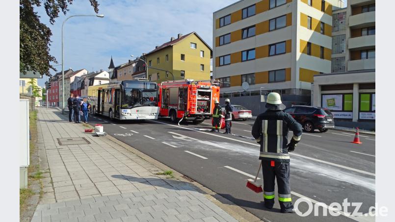 Der Linienbus fuhr wohl auf zwei Autos auf. Dobmeier