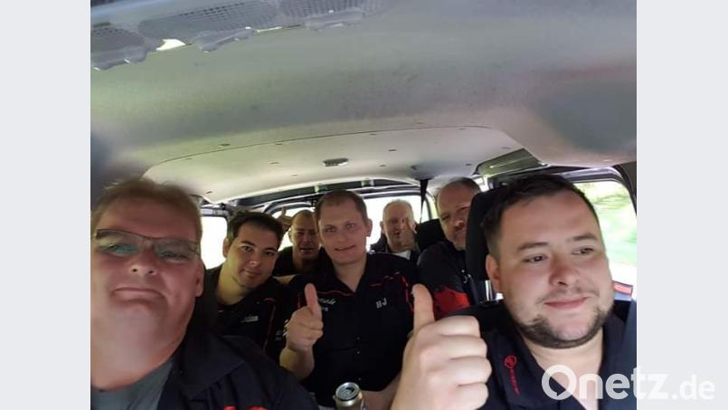 Noch auf der Heimfahrt von Sennfeld feiert das erste Team der Dartfreunde den Auswärtssieg gegen den Dartclub "Magic´s" aus Wildflecken. gz