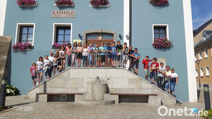 Die Schüler der 4. Klasse vor dem Rathaus. alr