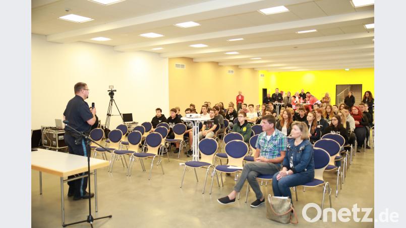 Betroffen zeigten sich die Schüler bei den Ausführungen der Referenten. Mit auf dem Bild (vorne von links) Polizeihauptmeister Carsten Landgraf, Jugendsozialarbeiter Jörg Wetzel und Konrektorin Beate Koch. njn