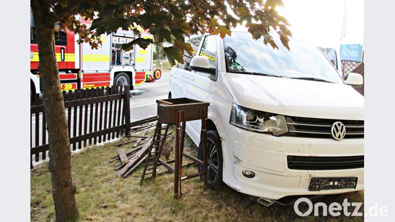 Unfall in Grafenwöhr: Das Auto bleibt im Vorgarten stehenn. jma