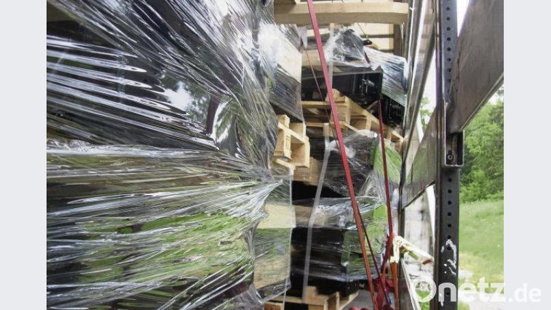 Folie hilft da wenig: Wenn Gussformteile auf einem Lkw ins Rutschen kommen, kann das schlimme Folgen haben.  Verkehrspolizei Amberg