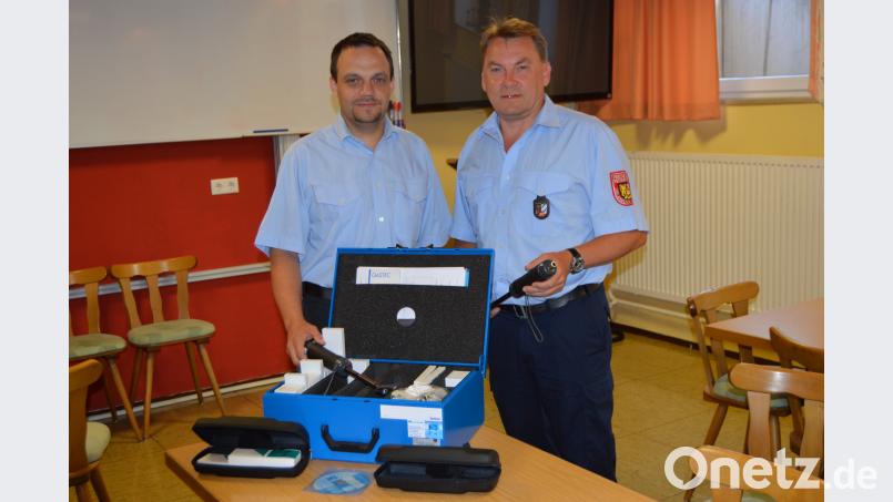 Die Kreisbrandmeister Alex Graf und Michael Iberer (von links) mit den neuen Messgeräten. Sie erlauben es den Experten der Landkreis-Feuerwehr, im Ernstfall schnell herauszufinden, mit welchen Gasen sie es zu tun haben. exb