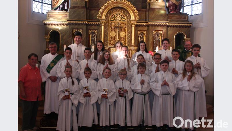 Die neuen Ministranten Sophia Schön, Lukas Gebert, Jonas Schedl und Fabian Härtl (vorne von links) wurden herzlich in die Ministrantenschar aufgenommen. Die Mesnerin Annelies Müller, Diakon Egon Giehl (von links) und Pfarrer Thomas Thiermann (hinten rechts) freuen sich über den Zuwachs. flt