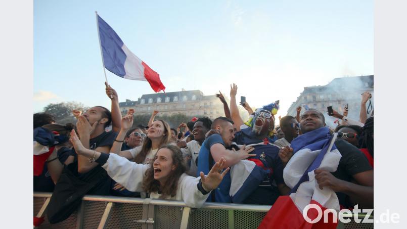 Jubelnde Franzosen nach dem Halbfinal-Sieg vor dem Pariser Rathaus. Auch in Périgueux feierten die Fans den Einzug ins Finale - und hoffen, dass die équipe tricolore auch am Sonntag gewinnt.  Leo Novel/dpa