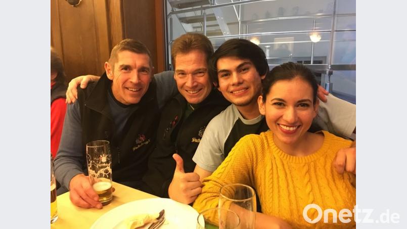 Von links: Die Chefs Peter und Franz mit Miguel und Ileana beim Bier. BR/Constantin-Entertainment