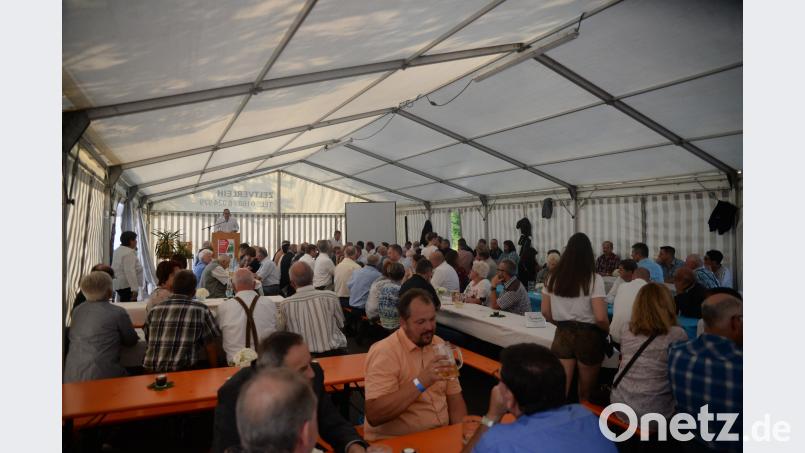 Viele Gäste waren zur Eröffnung der 90-jahr Feier des SV Raigering gekommen. Andreas Brückmann