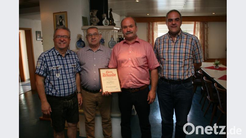 24 Jahre lang war Ludwig Grillmeier als Kreisvorsitzender tätig. Dafür wurde er nun ausgezeichnet. Im Bild (von links) Bürgermeister Toni Dutz, Bezirksvorsitzender Wolfgang Schreiber (Erbendorf), Ludwig Grillmeier (Mitterteich) und Kreisvorsitzender Wolfgang Gründl (Mitterteich). wro