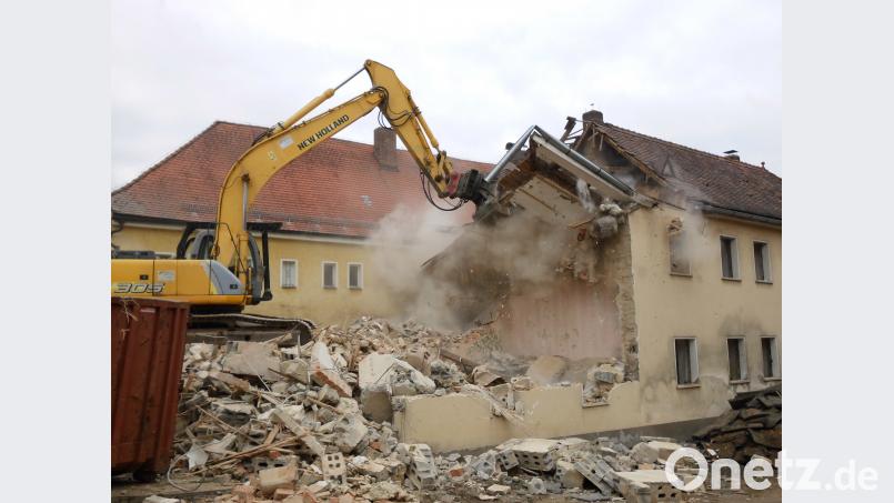 Mit schwerem Gerät ging die Firma Seebauer dem Lehrnbecher-Haus an die Bausubstanz. Bis zum Montag soll das Anwesen dem Erdboden gleichgemacht sein. mad