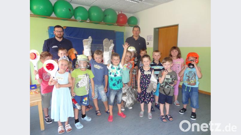Philipp Schwan und Manfred Günthner (von links) von der örtlichen Feuerwehr schauten im Rahmen der Brandschutzerziehung im Kinderhaus Konnersreuth vorbei. exb