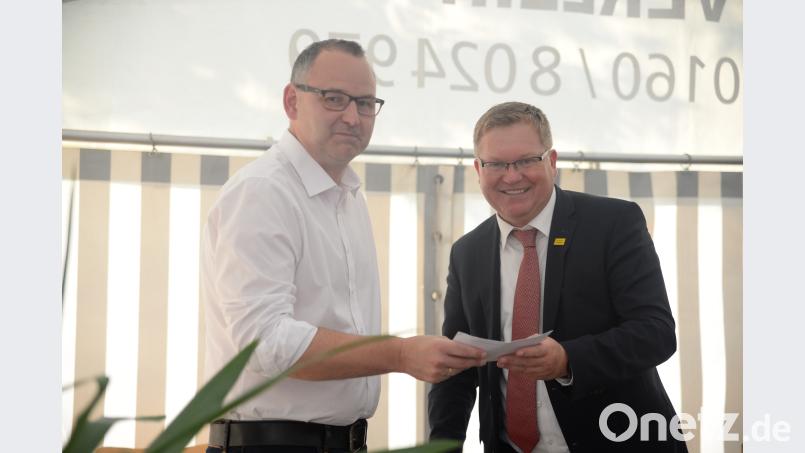 Oberbürgermeister Michael Cerny freute sich zusammen mi SVR Vorstand Jürgen Zweck über das Jubiläum. Andreas Brückmann