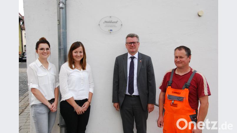 Das erste angebrachte Hausnamen-Schild in Sulzbach-Rosenberg trägt die Aufschrift „Mühlhansl“. Über die gelungene Aktion freuten sich vor der Kurzmühle (von links) Viola Dietrich, LAG-Managerin Veronika Schmalzl, Bürgermeister Michael Göth und Norbert Gräml. Bild: Andreas Royer