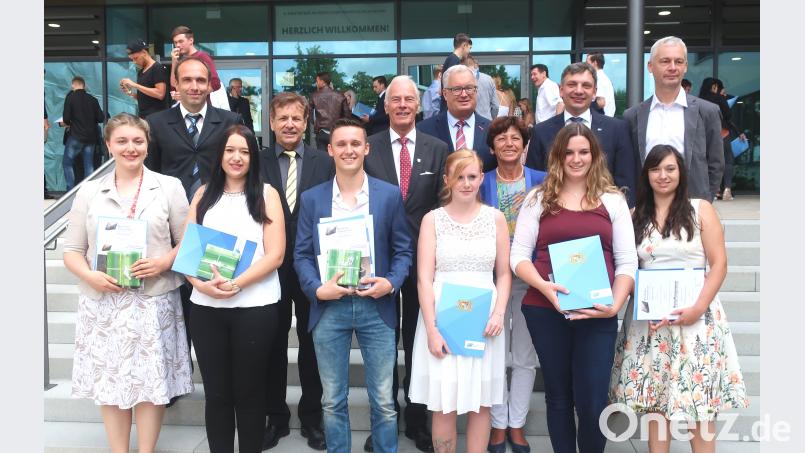 Schulleitung und Ehrengäste zeichneten die besten Absolventen aus. Das Bild zeigt vorne von links: Franziska Christoph, Mona Kramhöller, Alexander Kuplen, Magdalena Buckley, Sandra Reisinger und Christina Preißer. Hirsch
