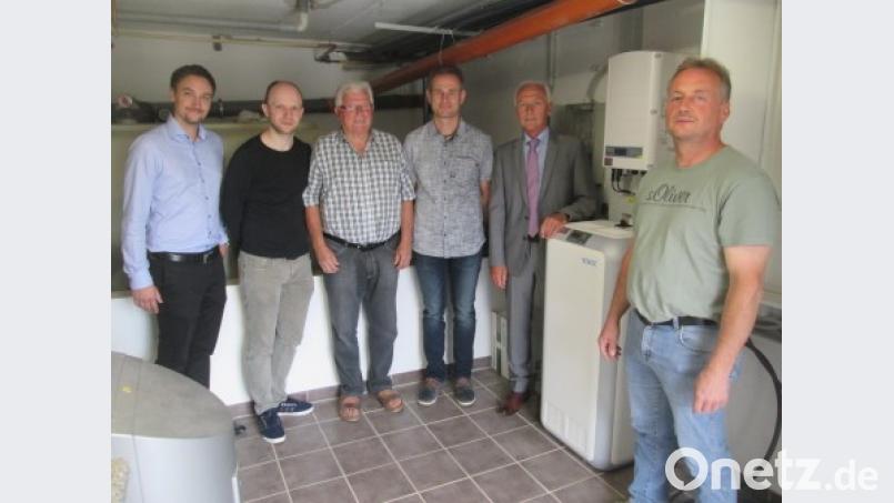 Start des Speicher-Pilotprojekts (v. l.): Philipp Bühner und Christoph Schmid von der Bayernwerk Netz, Richard Stock, Ortssprecher der Dorferneuerung, Bauamtsleiter Achim Scherm, Erster Bürgermeister Peter König und Elektriker Thomas Philipp. exb